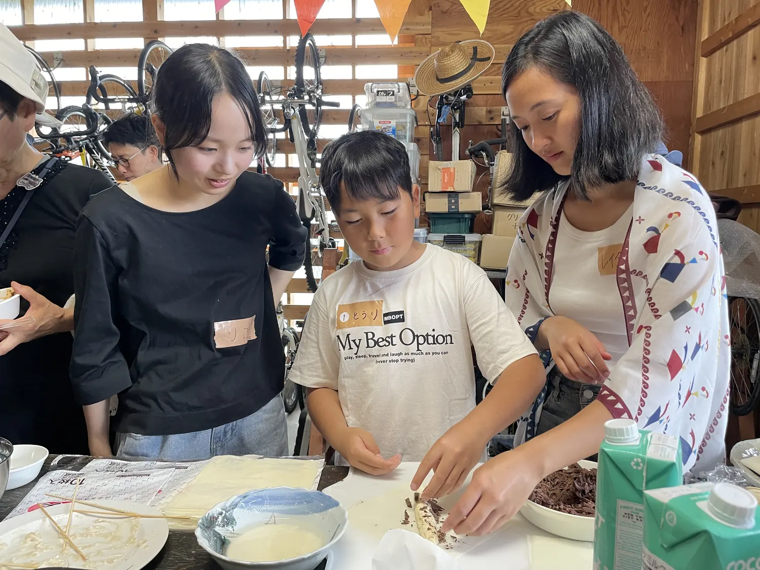 せかいのこどもキッチン — インドネシアの留学生と子どもたちが、一緒にチョコバナナ春巻きづくりに挑戦中!