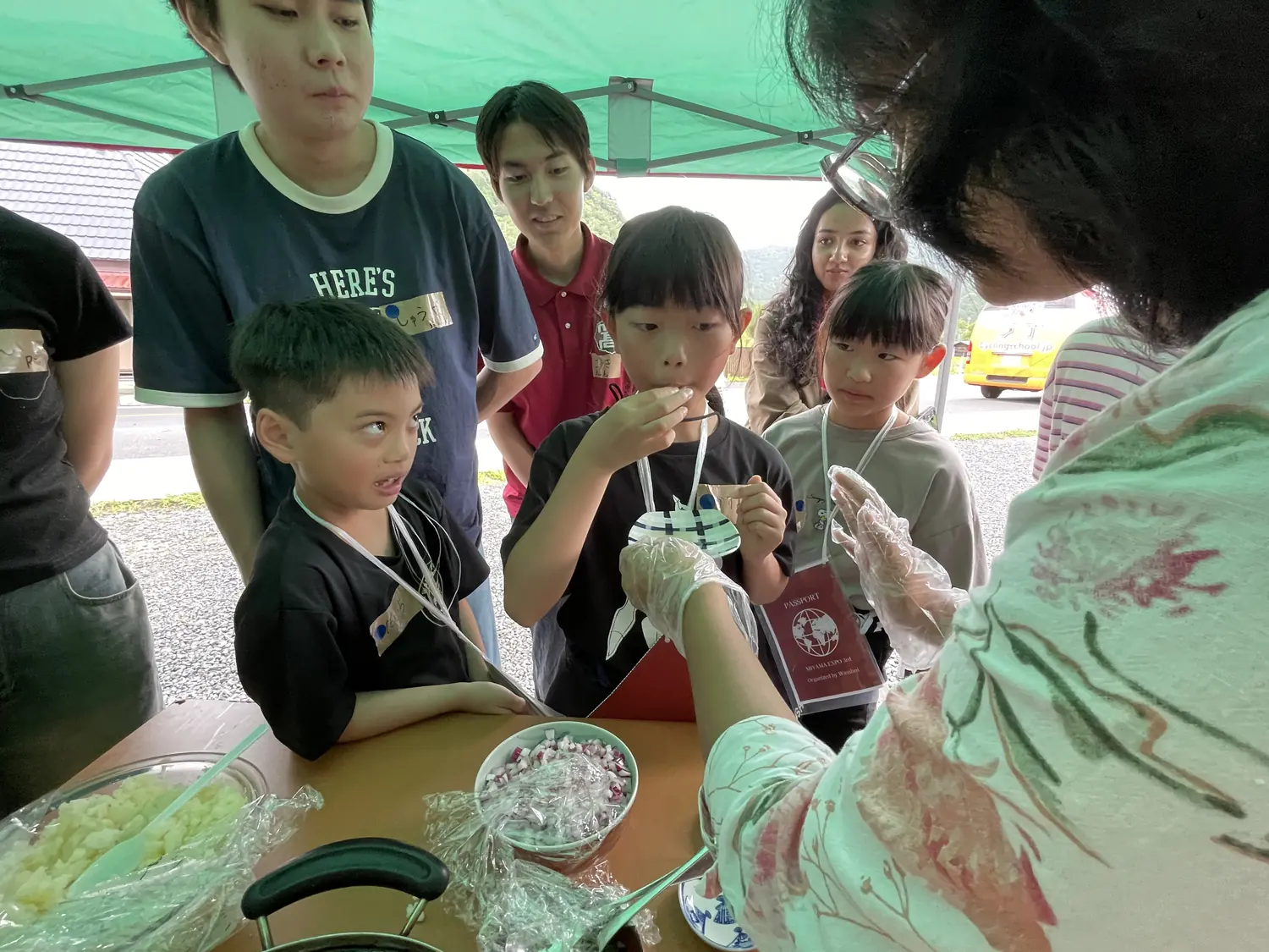 せかいのこどもキッチン — 手元をのぞき込みながら、インドの留学生に「パニプリ」の作り方を教わる。