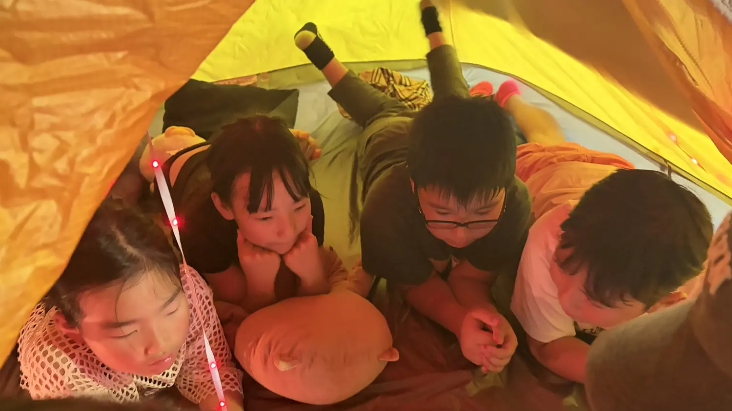 せかいのおはなしラボ — テントに集まった子どもたち。