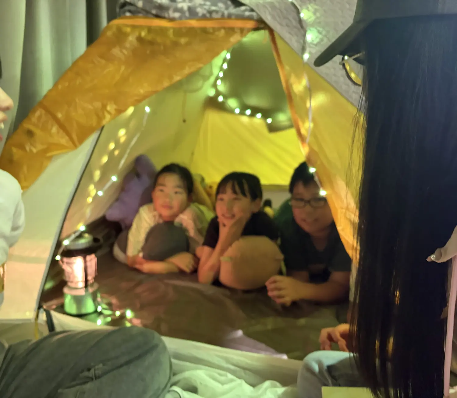 せかいのおはなしラボ — くつろいだ姿勢でぬいぐるみを抱きながら留学生と交流します。