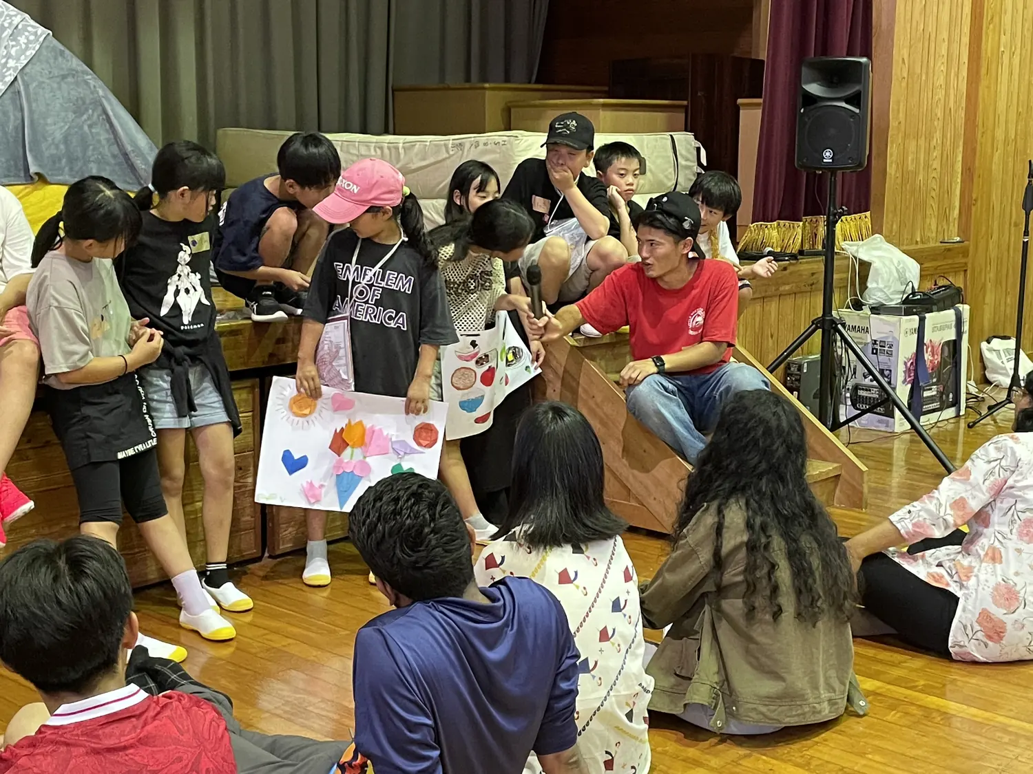フィナーレ — 子どもたちと大学生で準備した、発表用紙を掲げて発表。