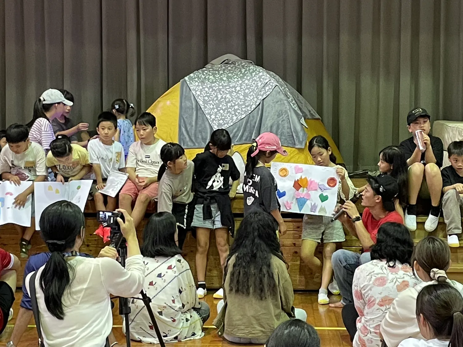 フィナーレ — 好きな遊びを紹介する子どもたち。