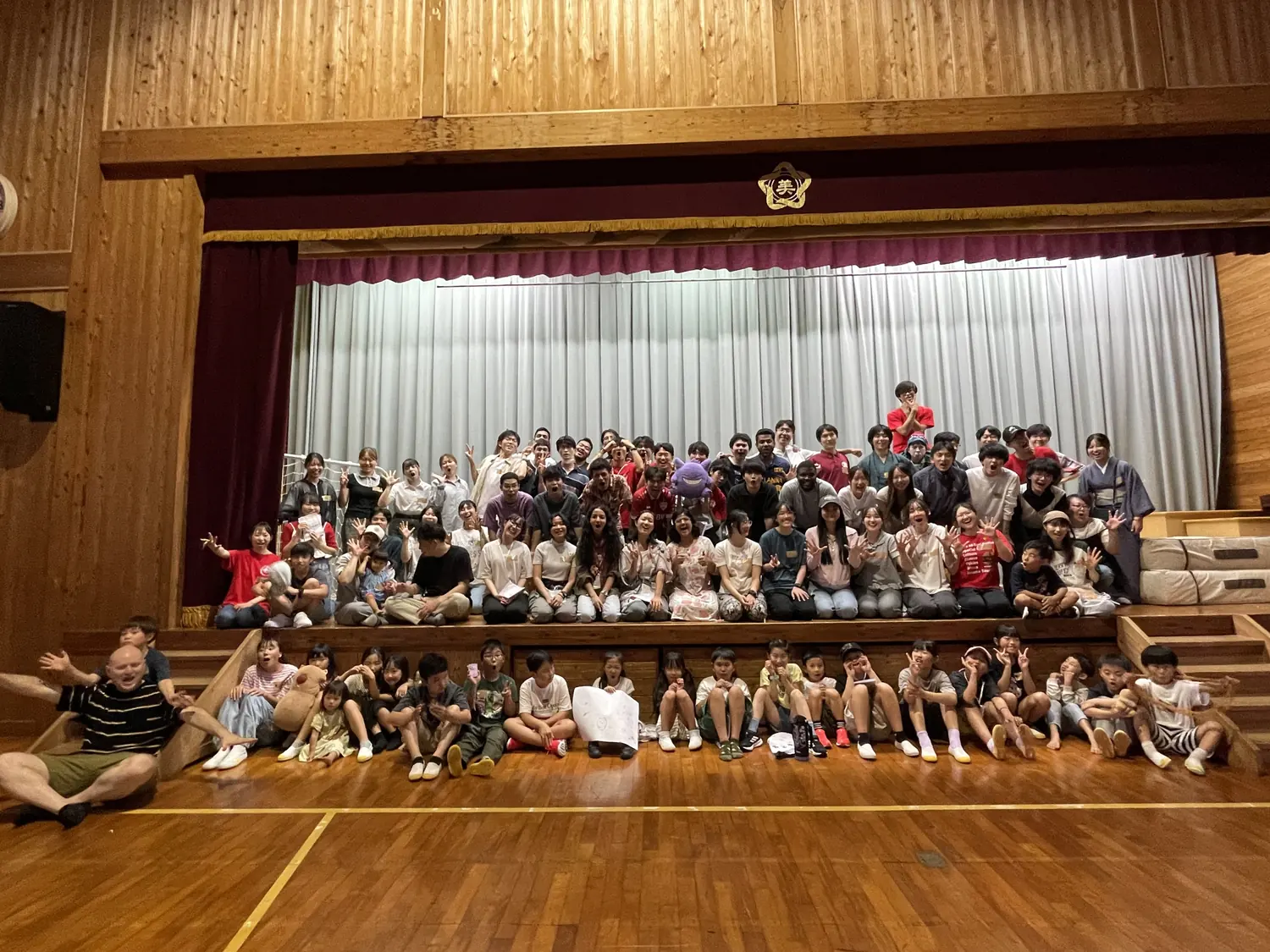 ステージ前に全員で並んだ集合写真