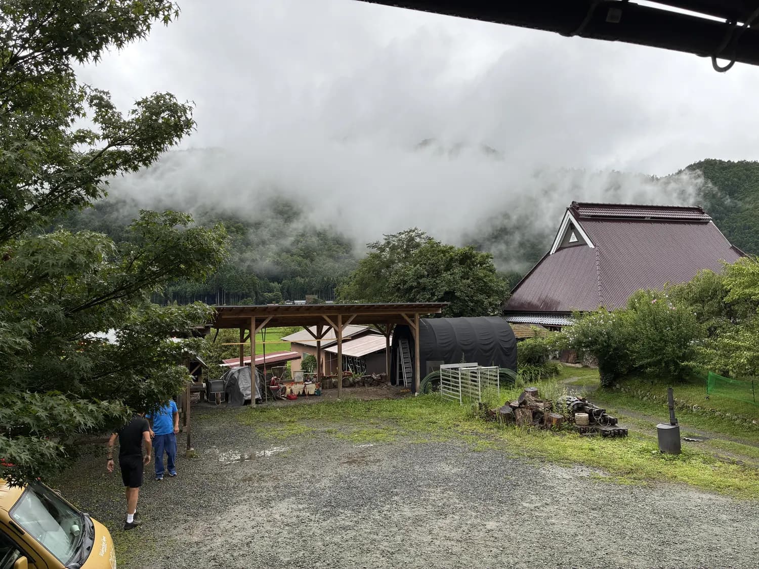 会場のまわりの山には、朝から霧がかかっていました。